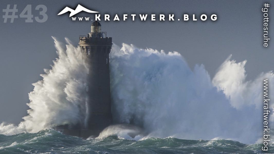 Leuchtturm auf den riesige Wellen einschlagen. Titelbild zum Post: „Die Seenot-Rettungsstation“ - veröffentlicht auf dem www.kraftwerk.blog #43