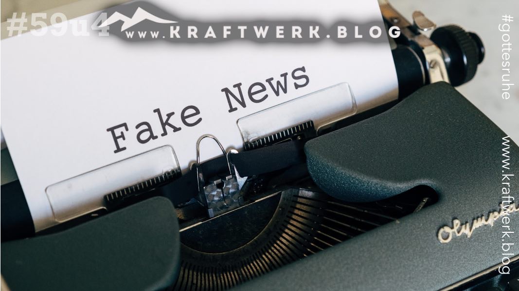 Eine alte mechanische Schreibmaschine, in der ein Blatt Papier eingespannt ist auf dem „Fake News“ steht. Titelbild zu dem Post „Fake Evangelium“ - veröffentlicht auf dem www.kraftwerk.blog #59u4