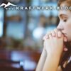 Junge Frau, Die In Sich Versunken Am Beten Ist. Titelbild Zu Dem Post: „Bewirkt Beten Etwas ?“ - Veröffentlicht Auf Dem Www.kraftwerk.blog #19a9