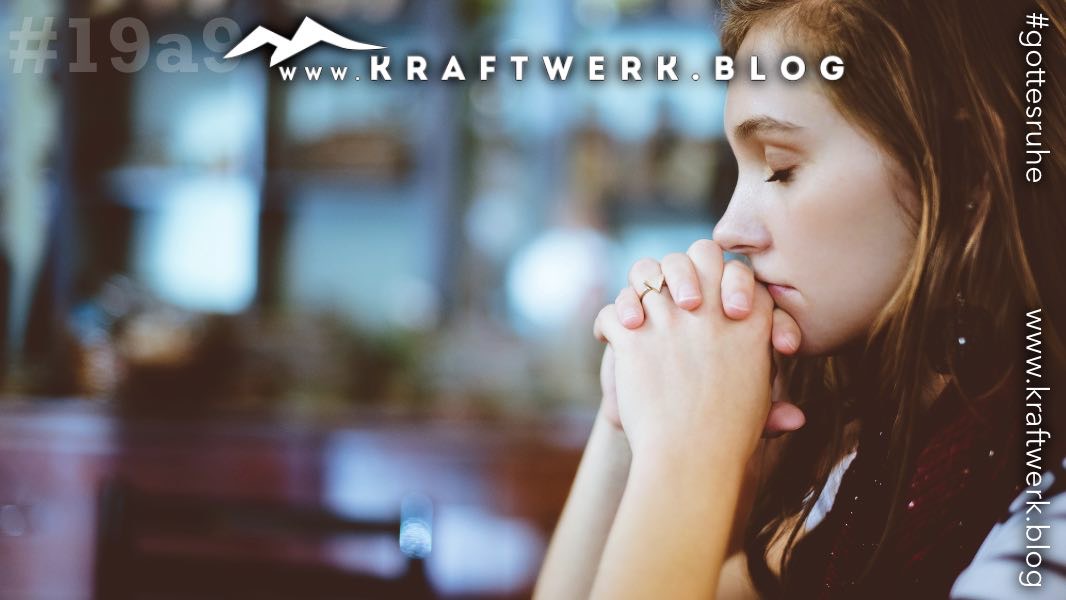 Junge Frau, die in sich versunken am beten ist. Titelbild zu dem Post: „Bewirkt beten etwas ?“ - veröffentlicht auf dem www.kraftwerk.blog #19a9