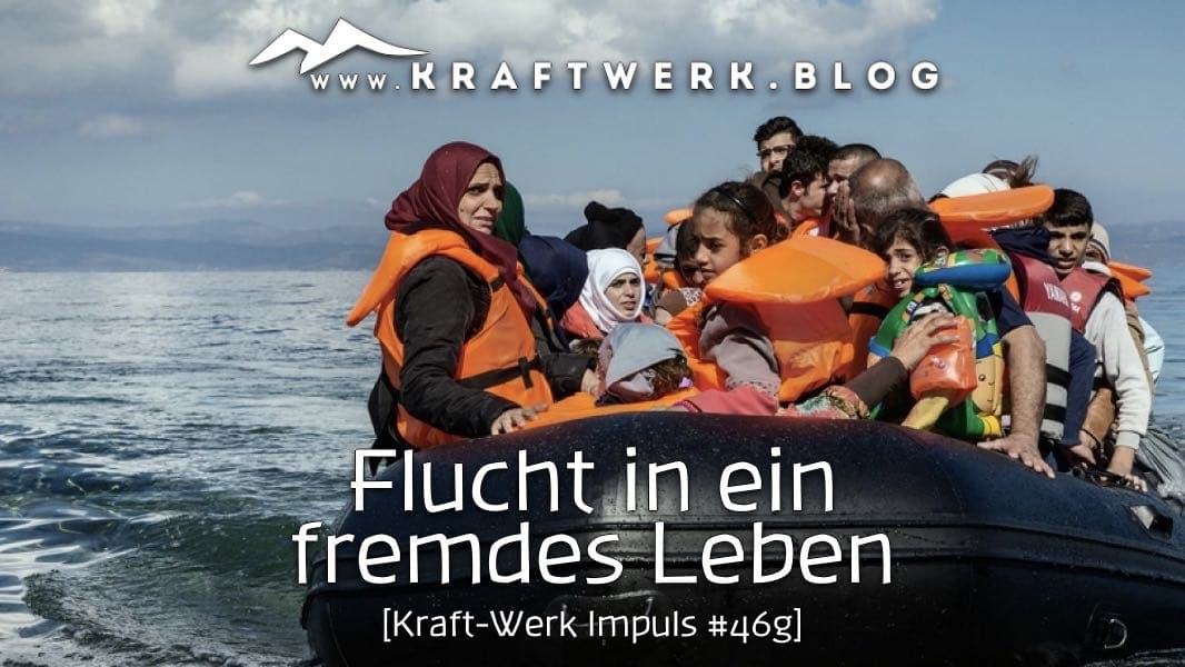 Schlauchboot mit Flüchtlingen auf dem Meer. Titelbild zu dem Post „Flucht in ein fremdes Leben“ - veröffentlicht auf dem www.kraftwerk.blog , von Max Fichtner - www.MaxFichtner.com