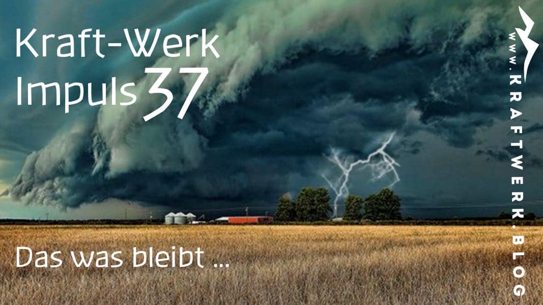Blick über Weizenfelder mit einem Bauernhof im Hintergrund, über dem einer grosse schwarze Wolke am Himmel steht, aus der sich Blitze entladen. Titelbild zu dem Post „Das was bleibt …“ - veröffentlicht auf dem www.kraftwerk.blog