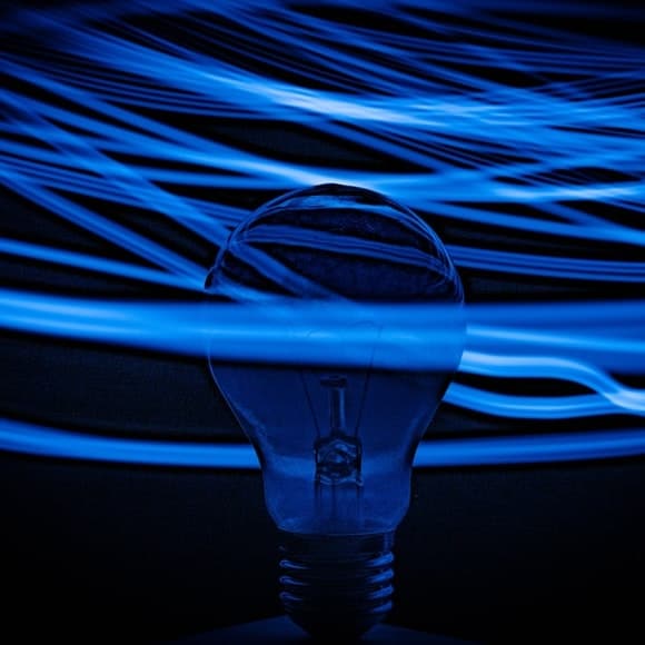 Blaue Lichtwellen in der Dunkelheit. Veröffentlicht auf dem www.kraftwerk.blog