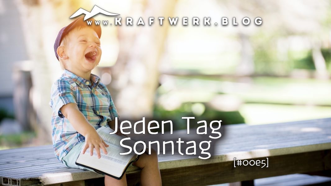 Ein kleiner Junge der auf einer Gartenbank sitzt, die Bibel aufgeschlagen auf den Knien hat, und herzhaft lacht. Titelbild zu dem Post "Jeden Tag Sonntag", veröffentlicht auf dem www,kraftwerk.blog