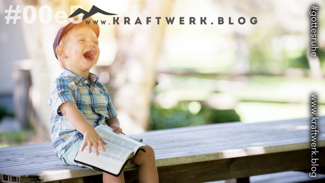 Ein kleiner Junge der auf einer Gartenbank sitzt, die Bibel aufgeschlagen auf den Knien hat, und herzhaft lacht. Titelbild zu dem Post "Jeden Tag Sonntag", veröffentlicht auf dem www.kraftwerk.blog #00e5