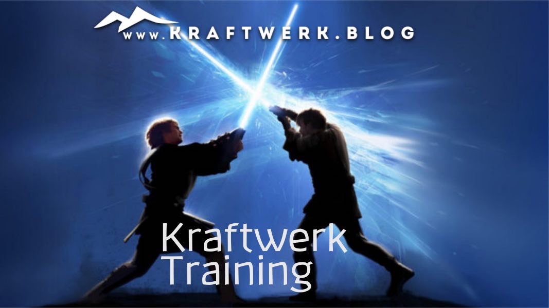Zwei Personen die in der Dunkelheit mit Lichtschwertern miteinander kämpfen. Titelbild zu der Seite „Kraftwerk-Training“ veröffentlicht auf www.kraftwerk.blog