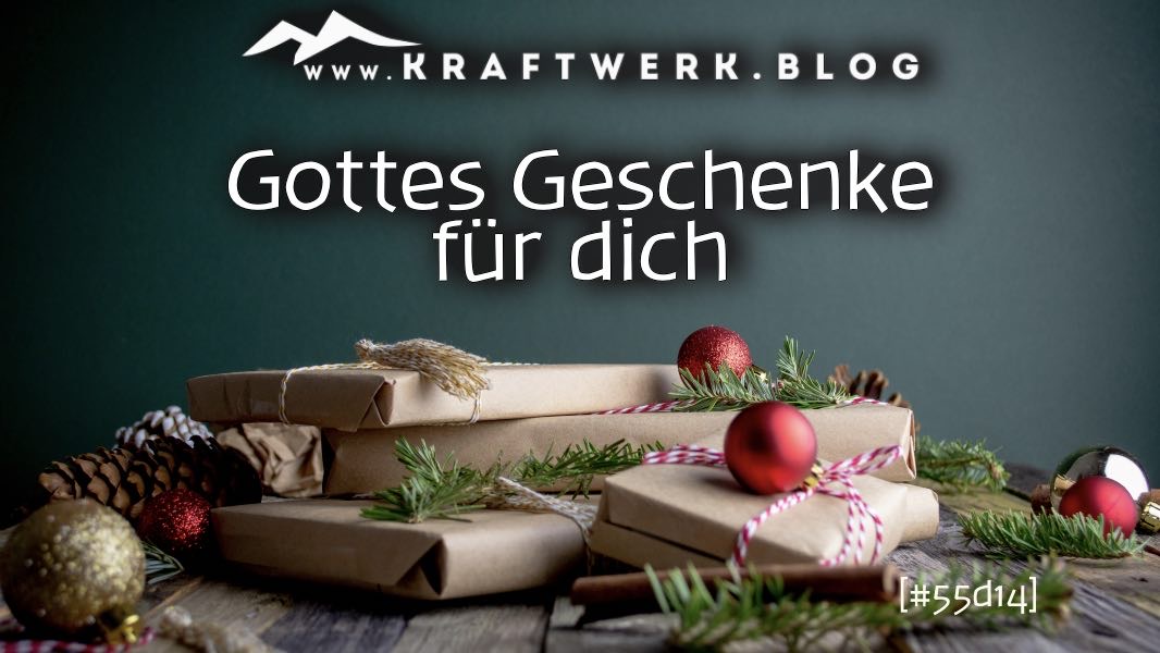 Schön verpackte Weihnachts-Geschenke zwischen Weihnachtskugeln und Tannenzweigen. Titelbild zu dem Post „Gottes Geschenke für dich“. Veröffentlicht auf dem www.kraftwerk.blog